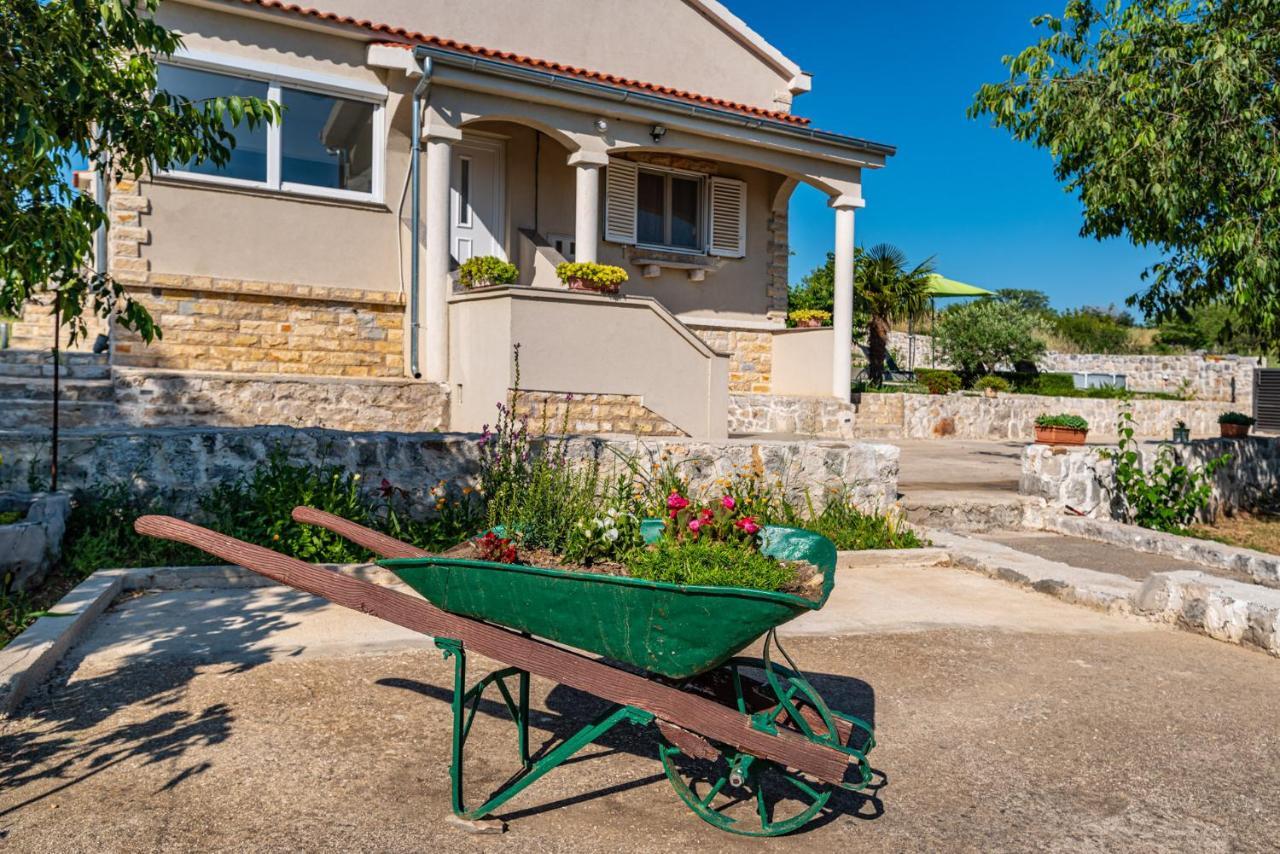 Holiday Home Ante With Beautiful Private Garden Nadin Esterno foto