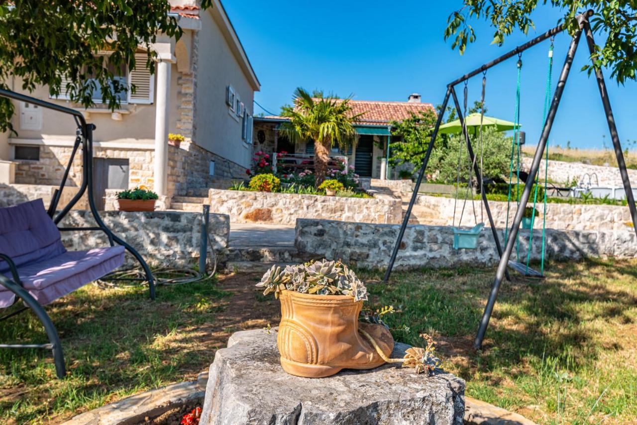 Holiday Home Ante With Beautiful Private Garden Nadin Esterno foto