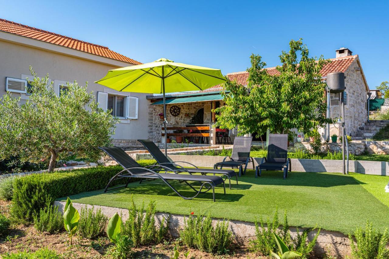Holiday Home Ante With Beautiful Private Garden Nadin Esterno foto