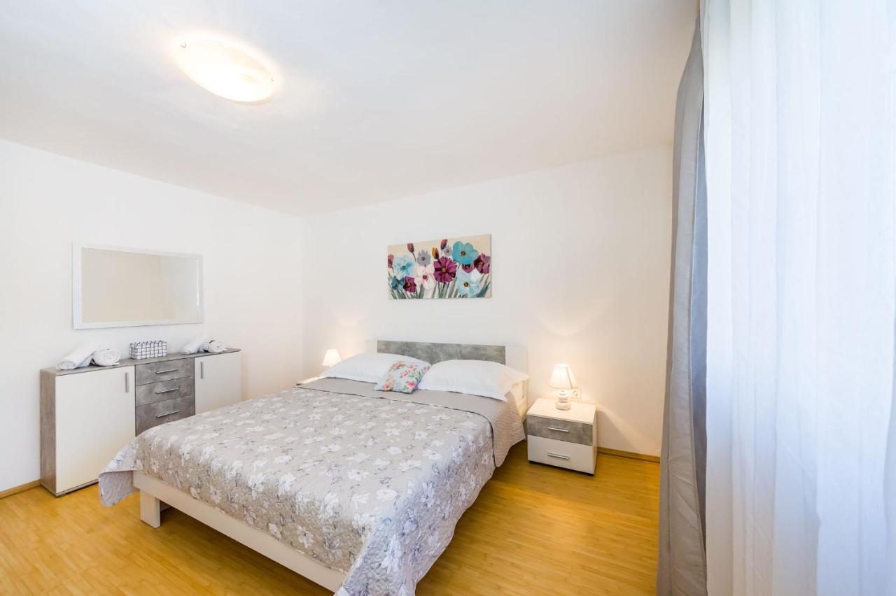 Holiday Home Ante With Beautiful Private Garden Nadin Esterno foto