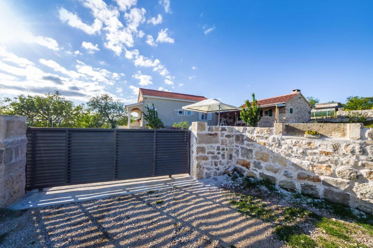 Holiday Home Ante With Beautiful Private Garden Nadin Esterno foto